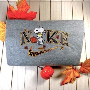 SNOOPY EMBROIDERY CREWNECK SWEATER